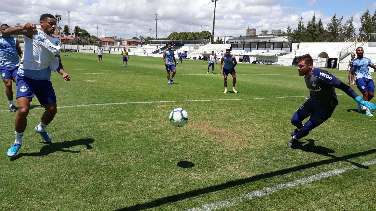 Grêmio fecha treino e Renato planeja reservas em campo contra o Fortaleza; veja a provável escalação