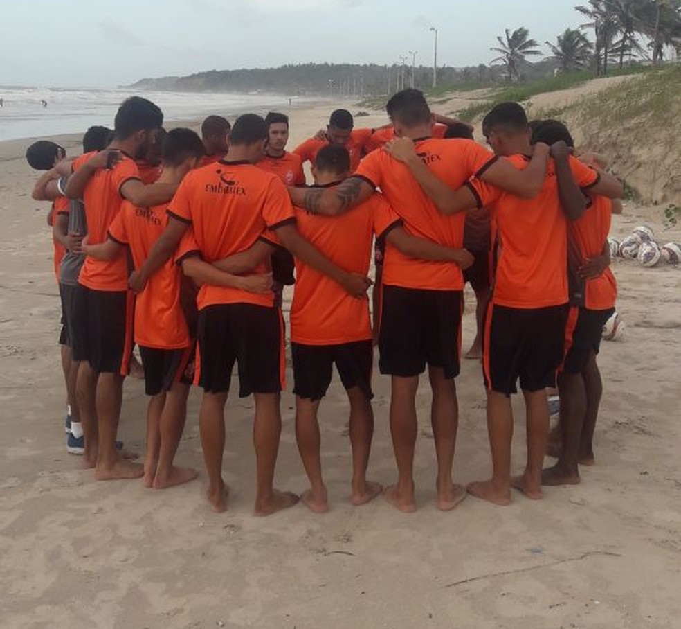Grupo durante atividade na Praia do Olho D'Ã¡gua (Foto: ASSESSORIA DE IMPRENSA/ SID.)