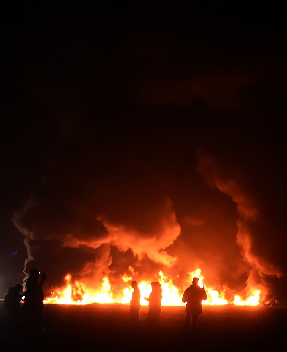 Fogo consome local da explosão de um oleoduto em Tlahuelilpan, no estado mexicano de Hidalgo. — Foto: Alfredo Estrella/AFP