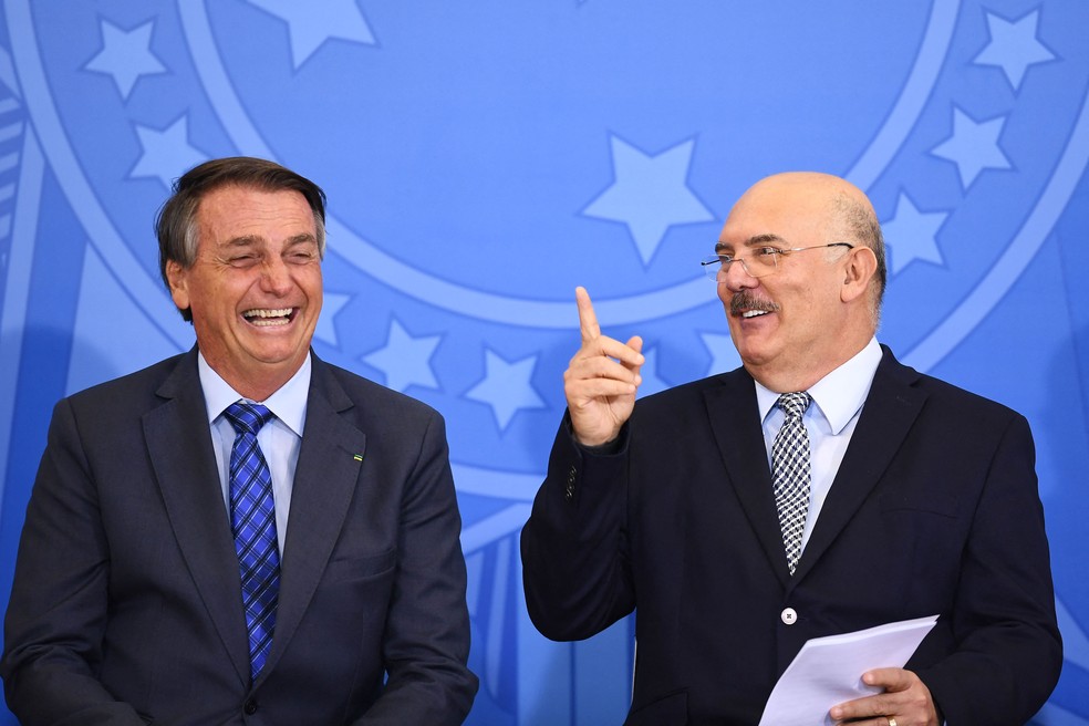O presidente Jair Bolsonaro e o então ministro da Educação, Milton Ribeiro, em imagem de 4 de fevereiro de 2022 — Foto: Evaristo Sa/AFP/Arquivo