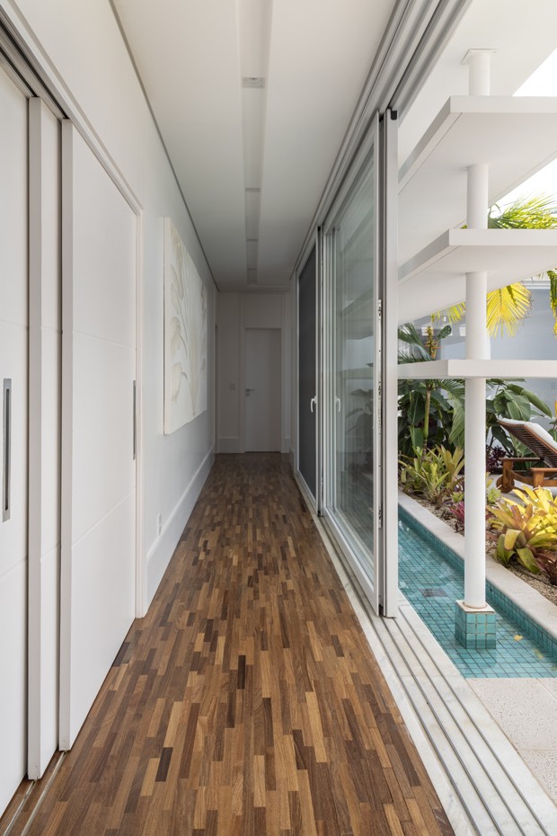 Casa sustentável tem brises e materiais naturais em  429 m² (Foto:  Evelyn Muller)