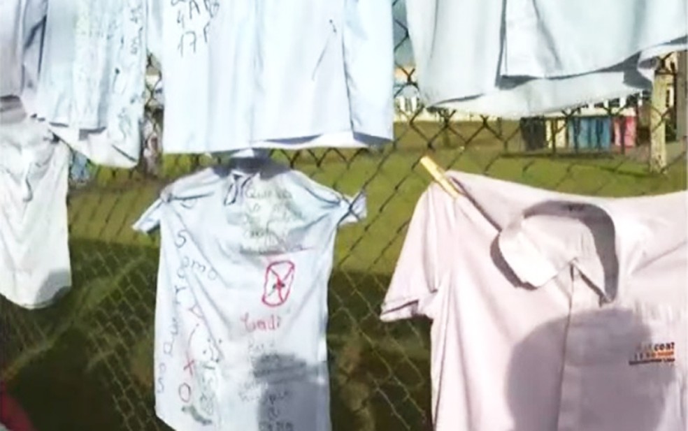 Trabalhadores penduraram uniformes em alambrado da fábrica em Camaçari — Foto: Reprodução/TV Bahia