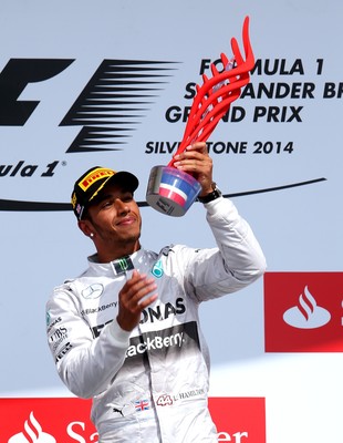 Lewis Hamilton com troféu do GP da Inglaterra de 2014 (Foto: Getty Images)