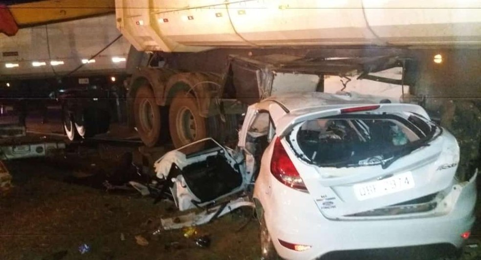 Carro ficou prensado e vítimas foram socorridas com vida em acidente na BR-364 em Várzea Grande — Foto: Divulgação