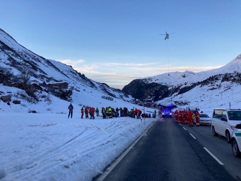 Bombeiros e helicópteros diante de local onde ocorreu a avalanche de neve, em Vorarlberg, na Áustria, em 25 de dezembro de 2022. — Foto: Polícia de Vorarlberg via Reuters