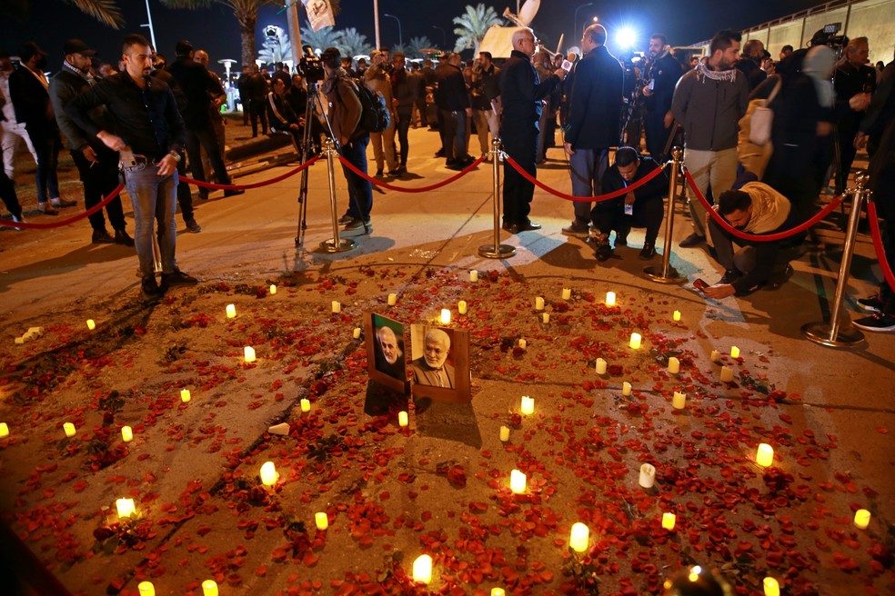 Manifestantes acendem velas no aeroporto internacional de Bagdá no aniversário de um ano da morte do general Qassem Soleimani e de um comandante de um grupo paramilitar iraquiano — Foto: Khalid Mohammed/AP