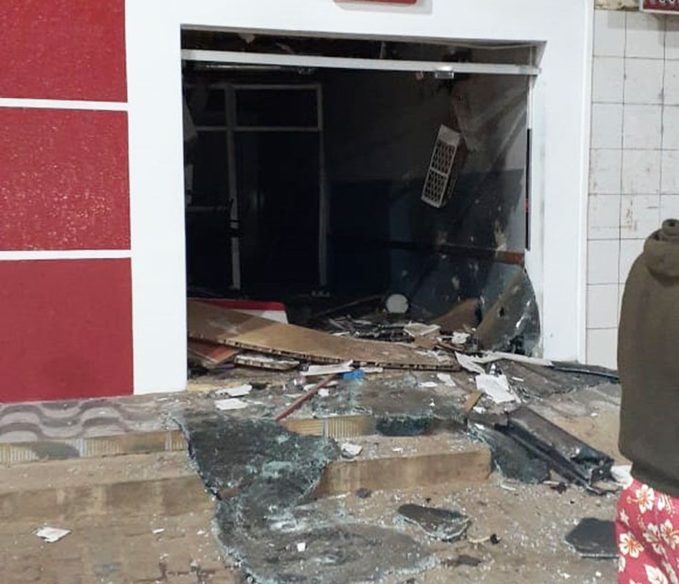 Posto bancário explodido por quadrilha em Mulungu do Morro, no interior da Bahia — Foto: Edivaldo Braga/Blogbraga