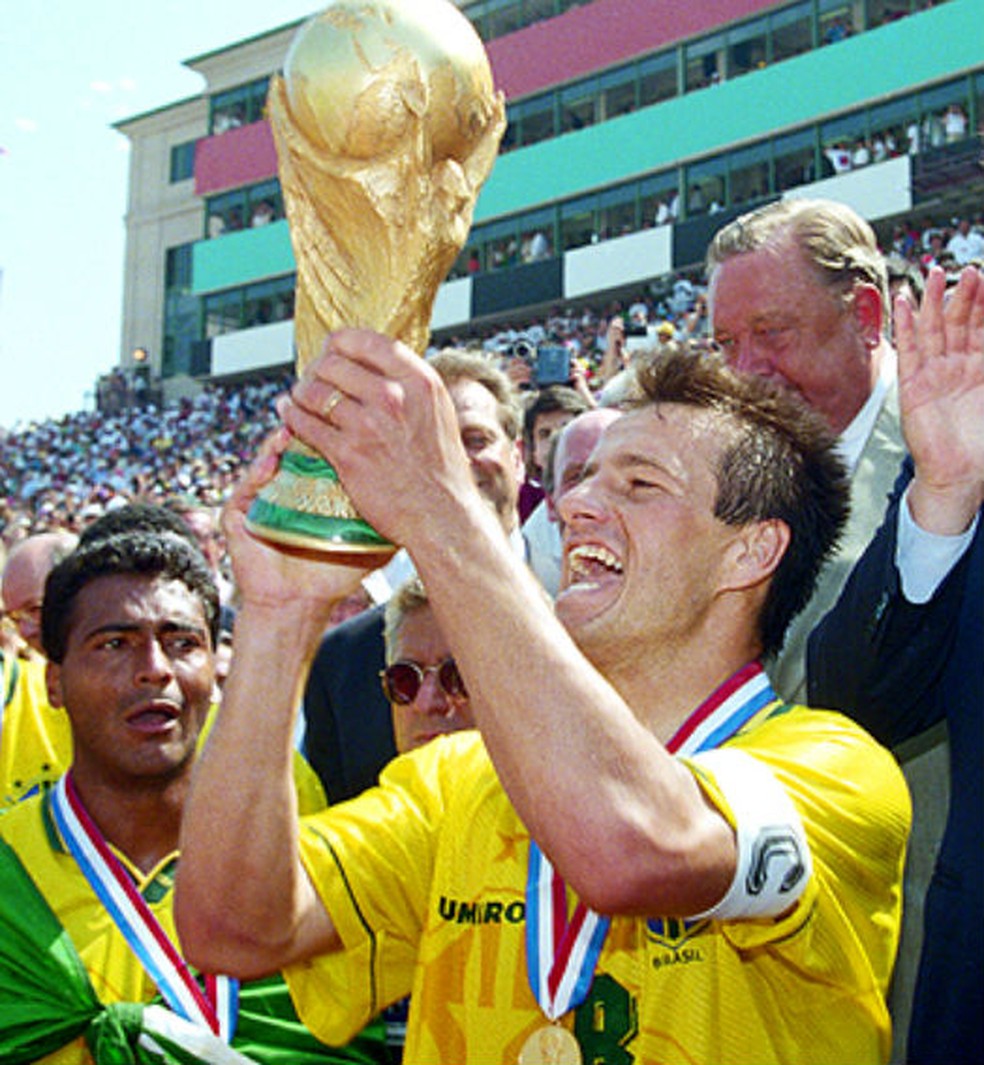 Dunga levanta a taça da Copa do Mundo em 1994, no Rose Bowl — Foto: agência Getty Images