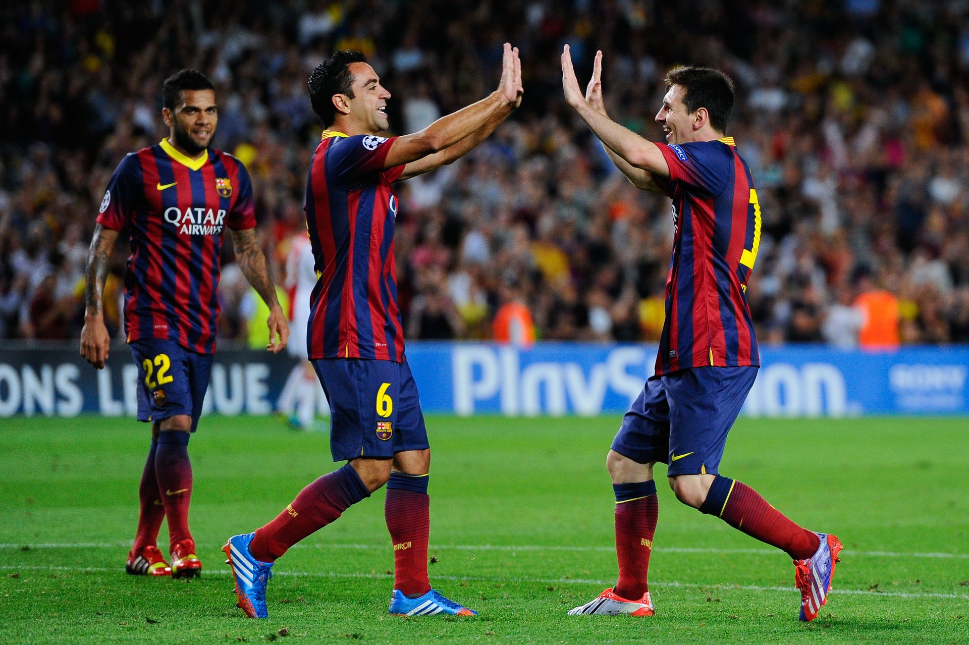 Xavi e Messi se esforçam na luta pelo título espanhol (Foto: Getty Images)