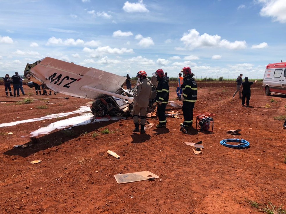 Avião de pequeno porte cai em aeródromo de Tangará da Serra — Foto: Guilherme Barbosa/TV Centro América