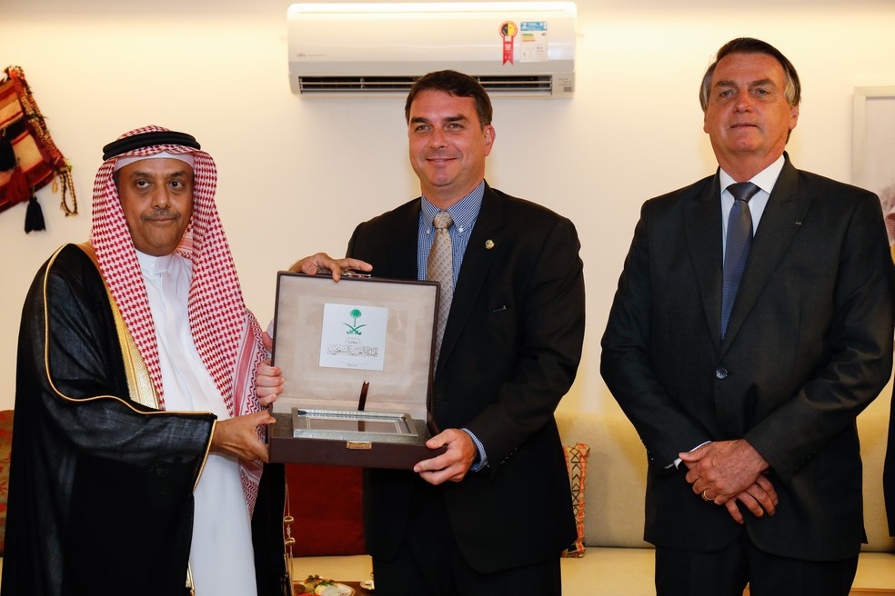 O embaixador saudita, Flávio Bolsonaro e Jair  — Foto: Alan Santos/PR/25.10.2021