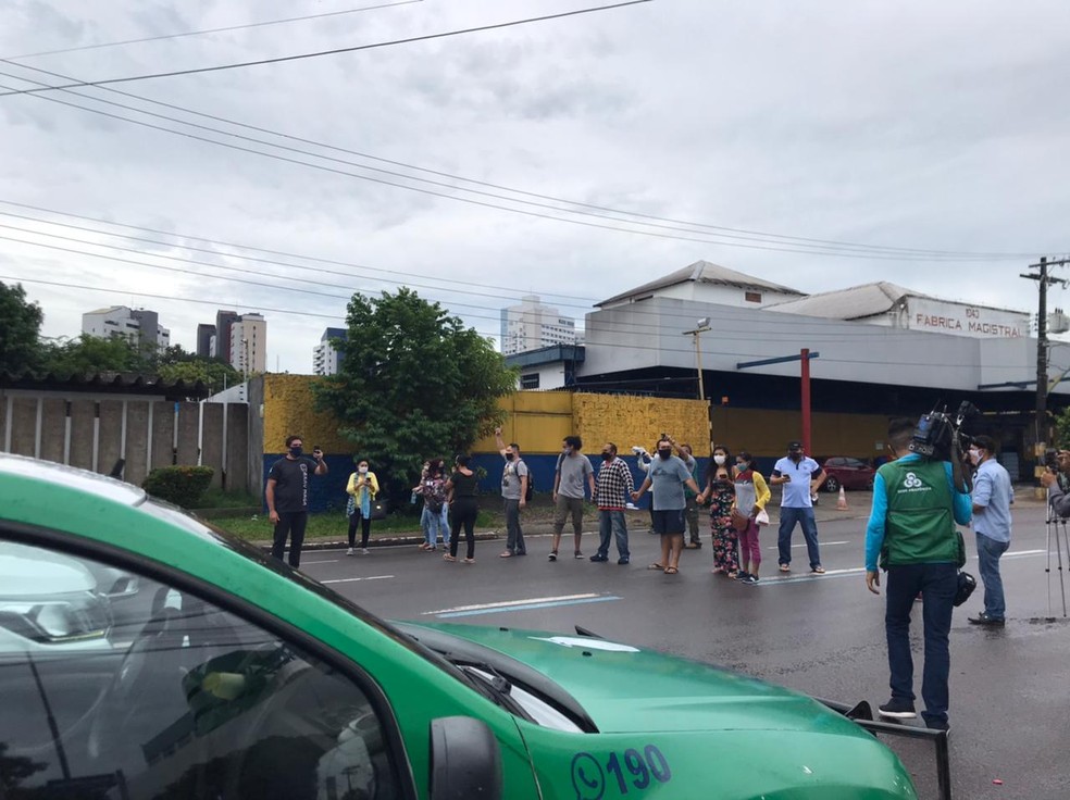 Acompanhantes fecharam Avenida Mário Ypiranga, na frente do hospital, por cerca de 10 minutos, em protesto ao ocorrido. — Foto: Lane Gusmão/Rede Amazônica