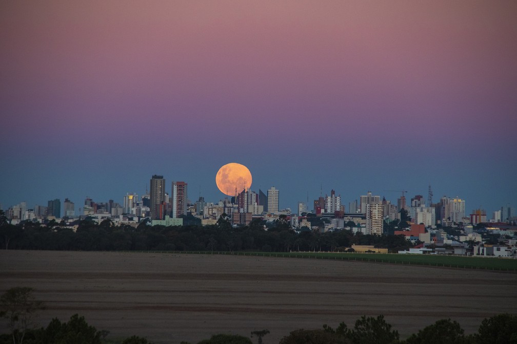 26 de abril - Fenômeno da 'superlua rosa' é observado em Cascavel, no Paraná. A superlua acontece quando a Lua está cheia e em seu perigeu – ponto de sua órbita mais perto da Terra — Foto: Julio Szymanski/Estadão Conteúdo