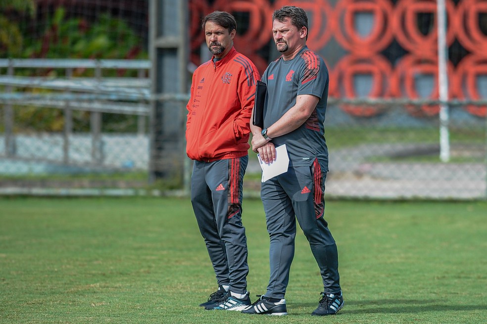 F&aacute;bio Matias (direita) conversa com  Mauricio Souza no Flamengo &mdash; Foto: Divulga&ccedil;&atilde;o