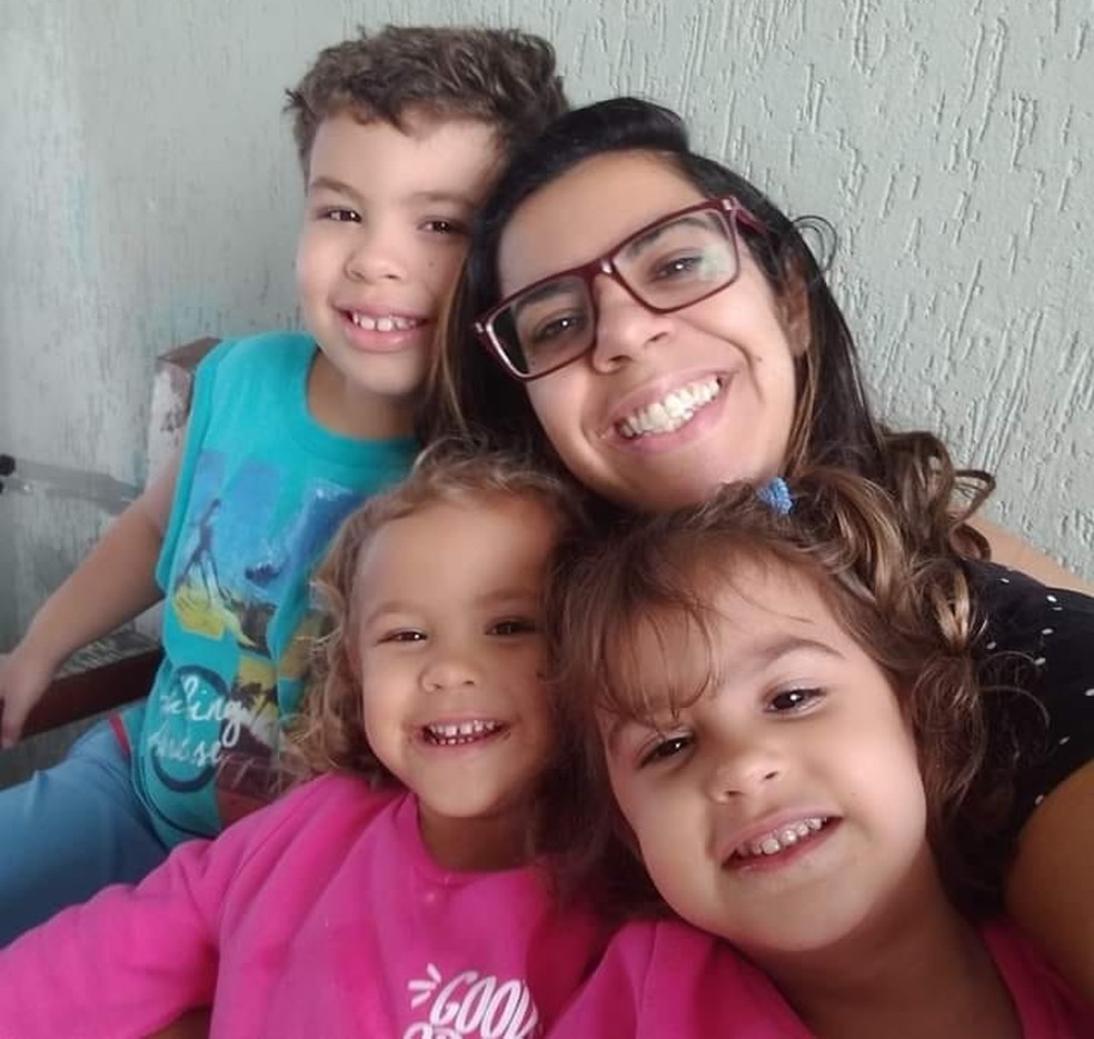 Graziella e os três filhos: o menino, de 8 anos, e as gêmeas, de 3 — Foto: Reprodução/Facebook