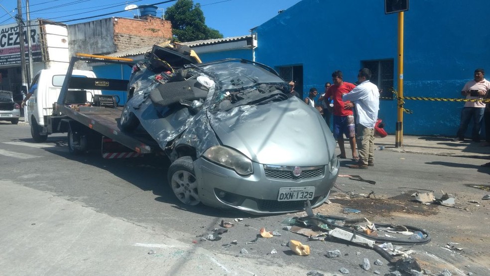 Carro envolvido em acidente é retirado e guinchado para a delegacia de acidentes em Maceió (Foto: Carol Sanches/G1)