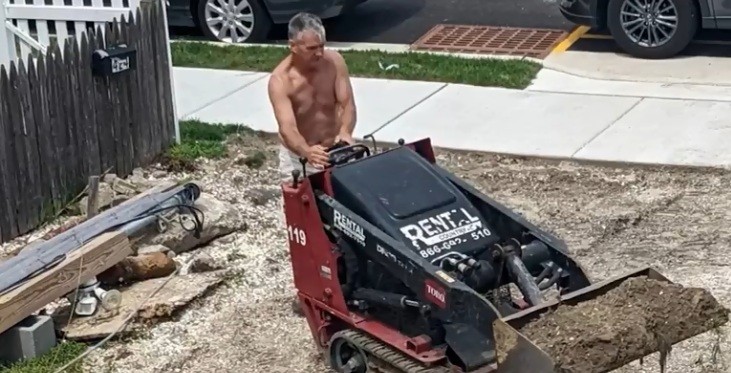 Homem encontra mais de 10 mil reais enterrado no quintal enquanto reformava a casa (Foto: Reprodução/ Fox News)