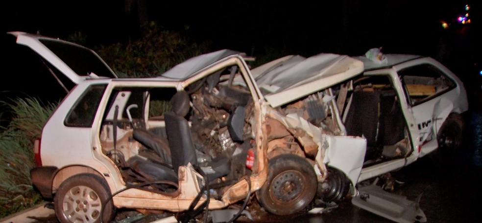 Casal que estava a caminho de velório morreu ao ter carro atingido por ladrões em fuga em Cuiabá — Foto: TV Centro América