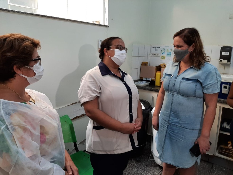 Recepcionista da UPA de Ourinhos toma dose da vacina contra a Covid — Foto: Adolfo Lima/TV TEM