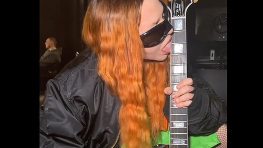 Madonna lambe guitarra durante ensaio: "Apaixonada"