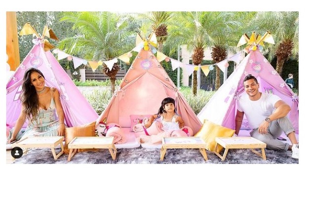 No aniversário da filha, a ex-'BBB' e o atual integrante do reality montaram cabanas numa das varandas (Foto: Reprodução)