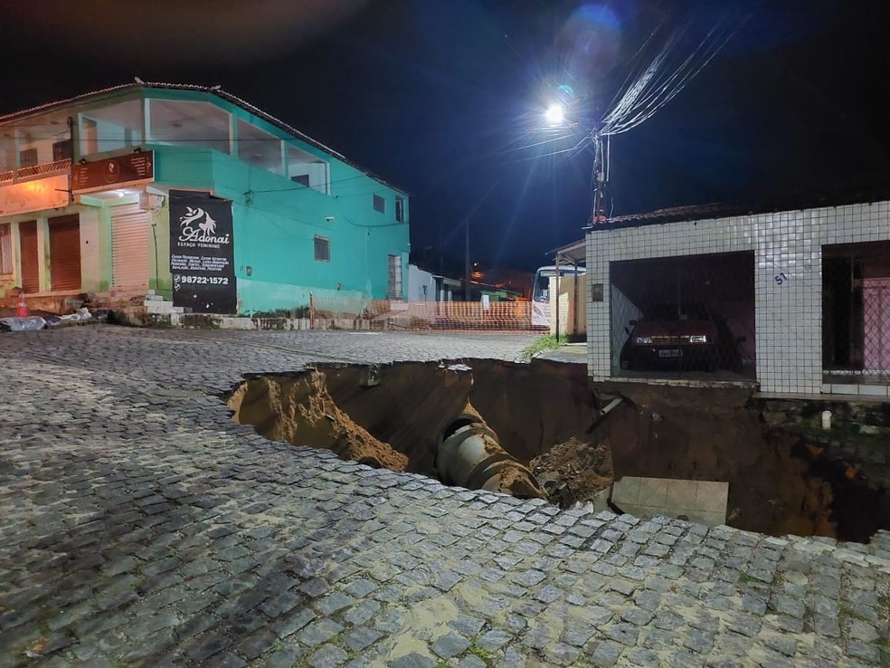 Cratera se abriu em rua em Felipe Camarão e duas casas foram interditadas pela Defesa Civil — Foto: Divulgação