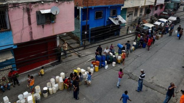 Venezuelanos fazem filas para obter água (Foto: Getty Images)