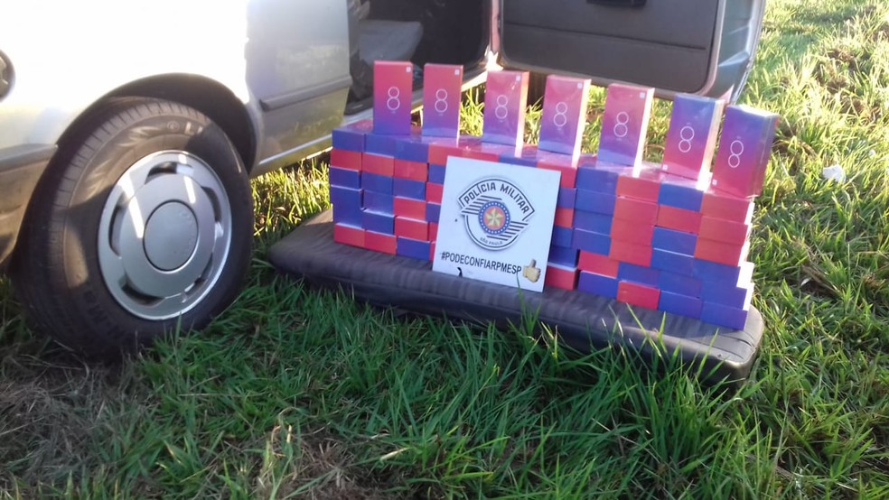 Celulares foram apreendidos em Dracena — Foto: Polícia Militar Rodoviária