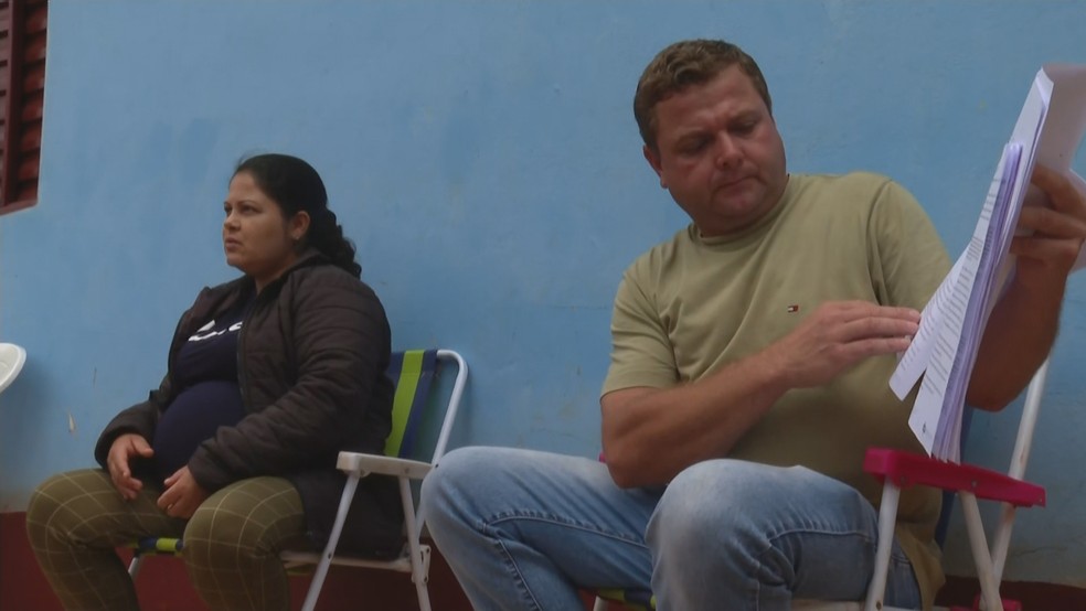 Lorisete e o marido Marciano, mostrando os laudos médicos — Foto: Reprodução/RBS TV 