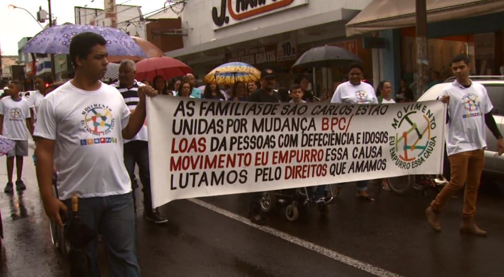 FamÃ­lias pediram mudanÃ§as na legislaÃ§Ã£o federal nas ruas do Centro de SÃ£o Carlos â Foto: Marlon Tavoni/EPTV