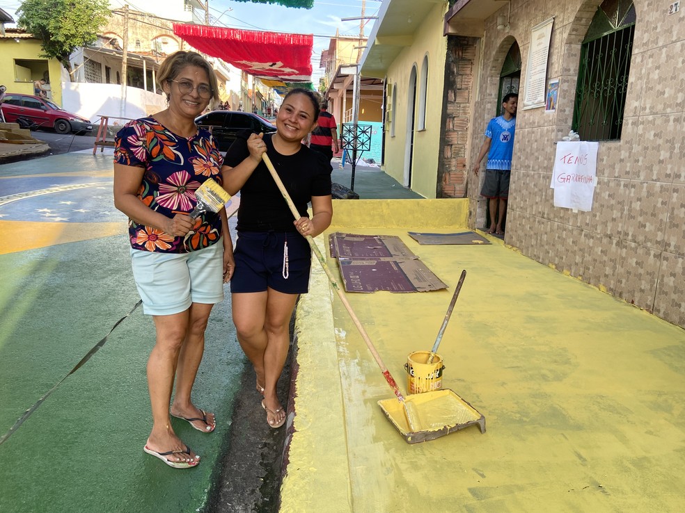 Liane Libório e sua família enfeitaram a frente da casa onde moram, na Rua 3, bairro Alvorada. — Foto: Patrick Marques/g1 AM