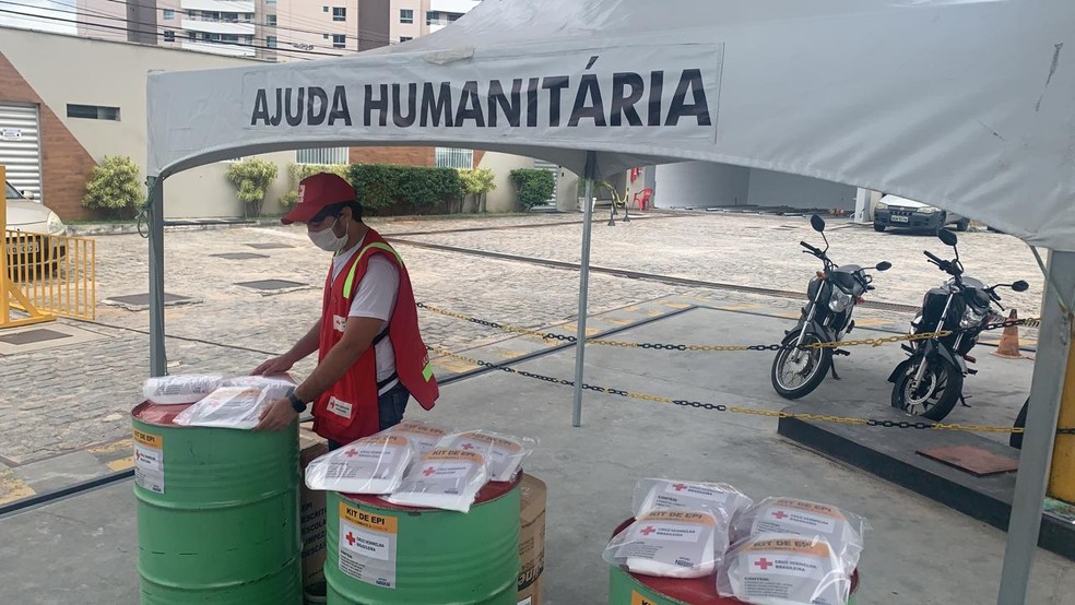 Cruz Vermelha distribui kits com equipamentos de proteção individual para profissionais de saúde em Natal — Foto: Mariana Rocha/Inter TV Cabugi