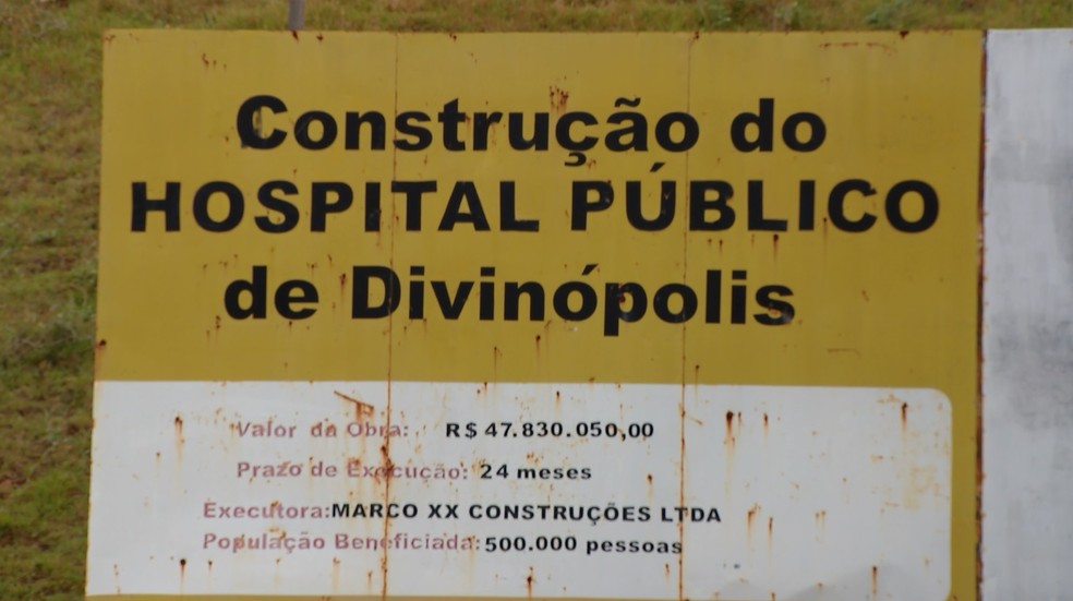Placa no canteiro de obras do hospital prevê investimento de R$ 47,8 milhões: Câmara estima R$ 250 milhões (Foto: Reprodução/TV Integração)