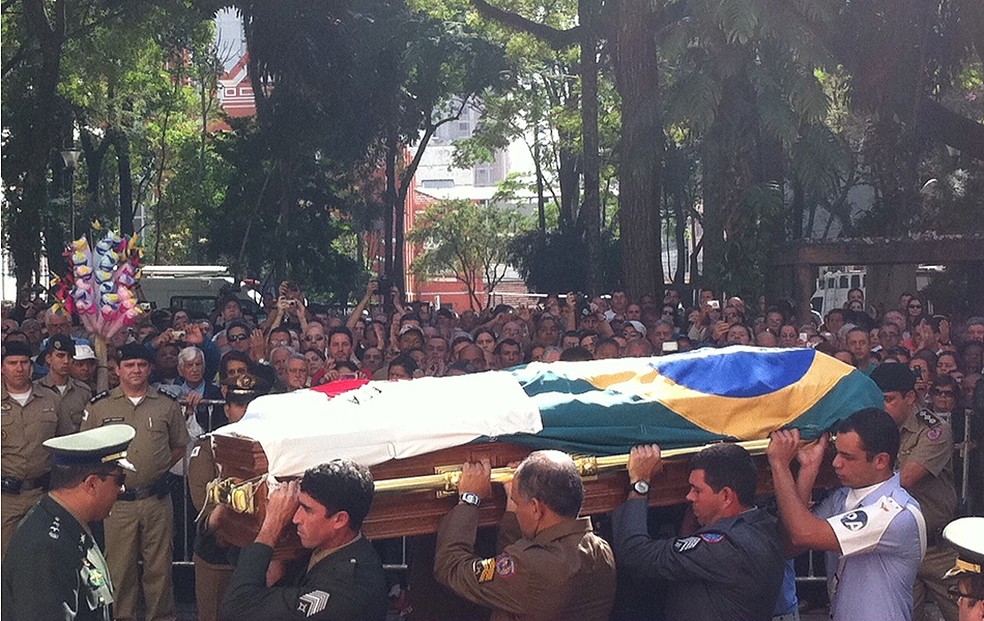 Populares aplaudem chegada do corpo de Itamar Franco a Juiz de Fora — Foto: Tassia Thum/G1