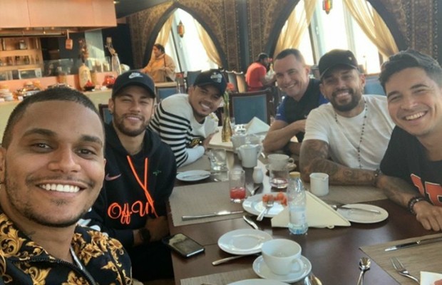 Neymar com seus 'parças' no Qatar (Foto: Reprodução Instagram)