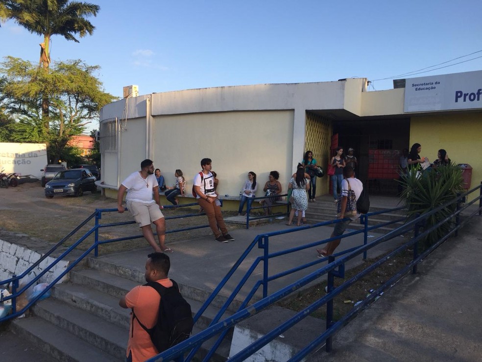 Inscritos que prestaram o Exame Nacional do Ensino Médio (Enem) no Centro de Pesquisas Aplicadas (Cepa) começam a deixar local de prova — Foto: George Arroxelas/G1