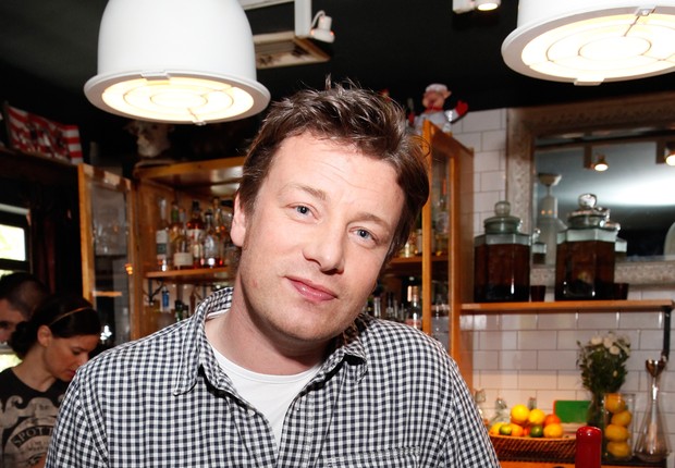 O chef inglês Jamie Oliver celebra o Food Revolution Day no restaurante Spotted Pig em Nova York (Foto: Amy Sussman/Getty Images)