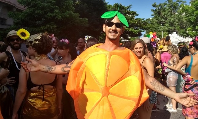 Fantasias de laranja marcam presença nos blocos do Rio