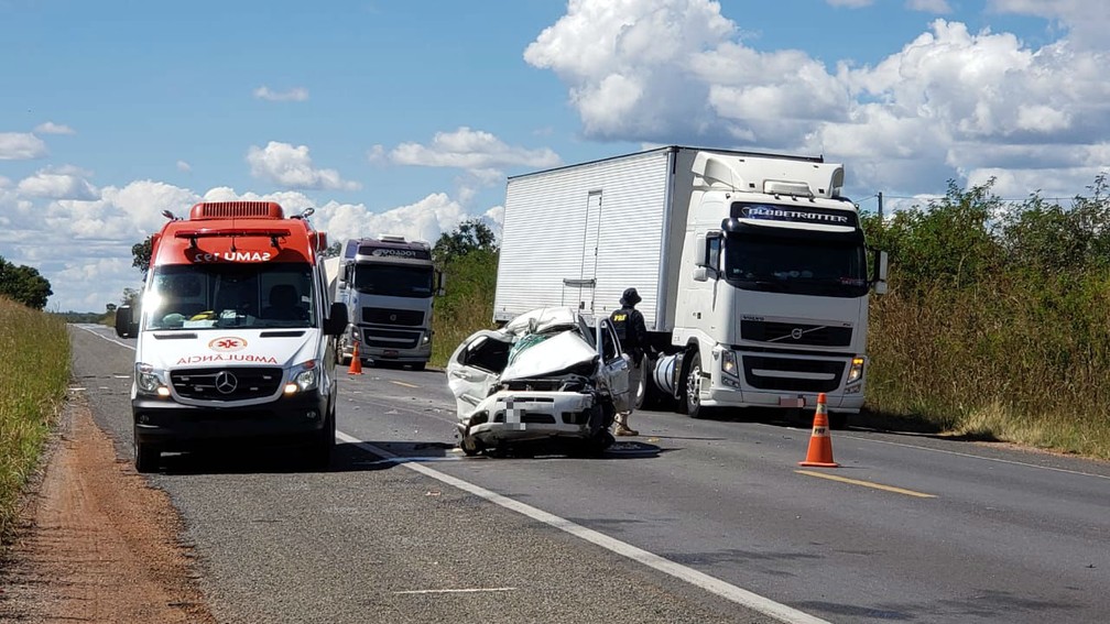 Carro ficou destruído após acidente — Foto: Blogbraga/ Repórter Ivonaldo Paiva