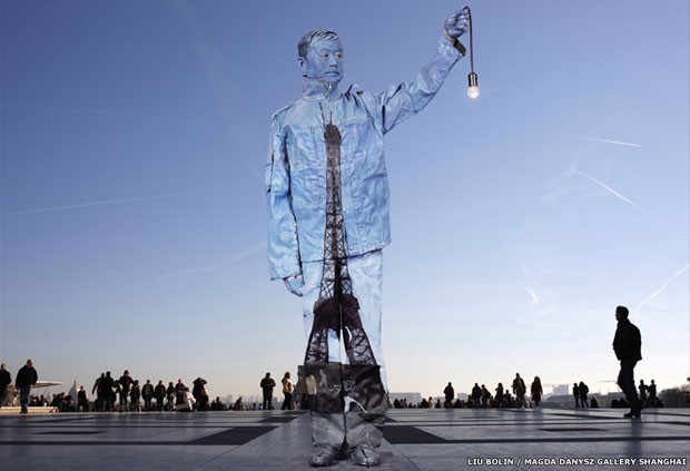 Liu Bolin se camufla em frente à Torre Eiffel, em Paris (Foto: Liu Bolin/Magda Danysz Gallery Shanghai)