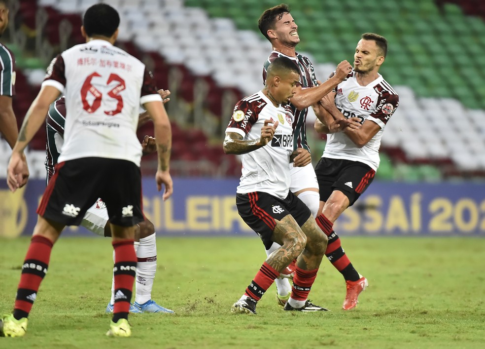 Renê finaliza e consegue fazer o gol para o Flamengo contra o Fluminense — Foto: André Durão