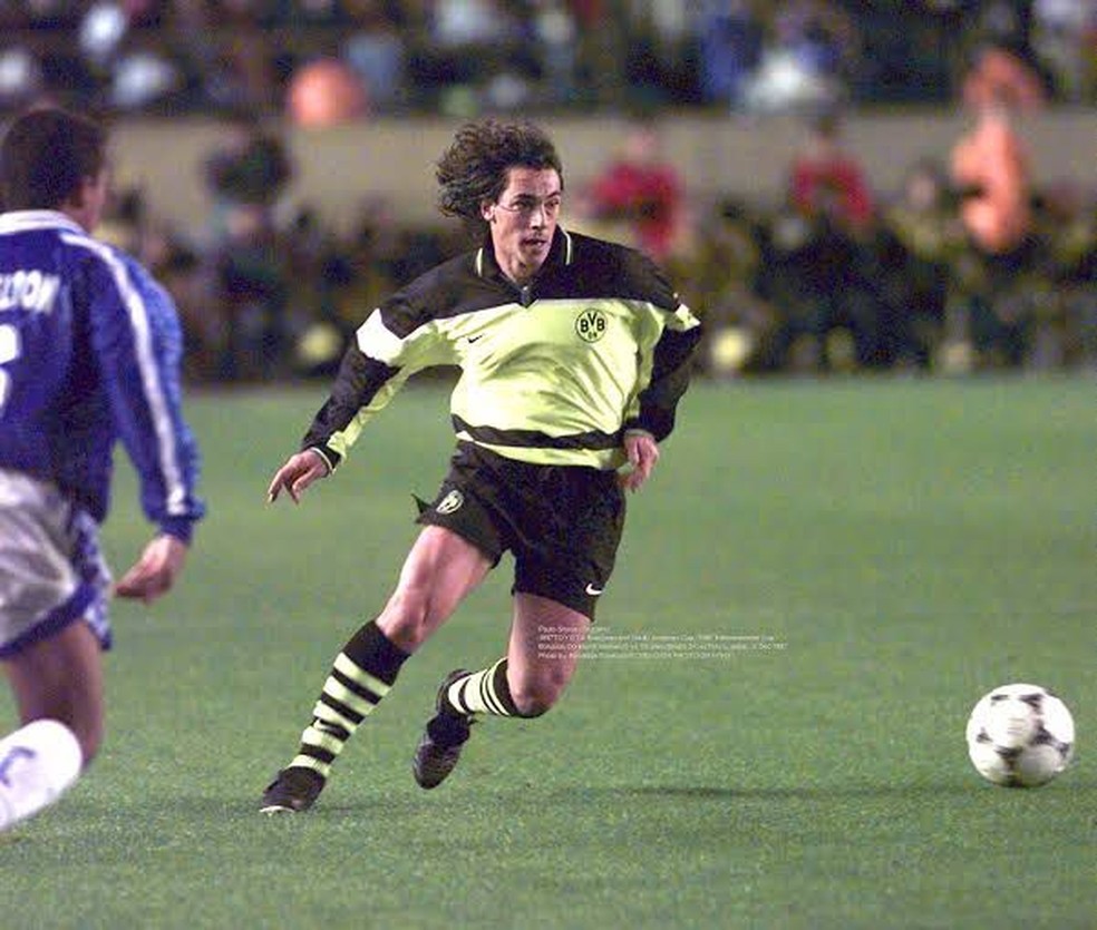 Paulo Sousa em ação contra o Cruzeiro no Mundial de Clubes de 1997 — Foto: Reprodução