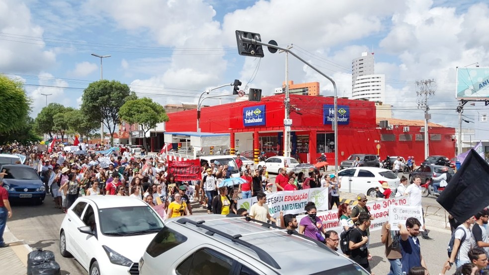 Em MossorÃ³, passeata em protesto contra o bloqueio de verbas na educaÃ§Ã£o  â Foto: Sara Cardoso/Inter TV Costa Branca