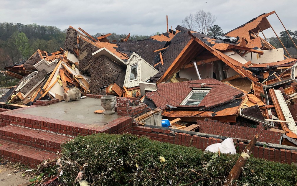Casa destruída por tornado em Birmingham, Alabama, na quinta-feira (25) — Foto: AP Photo/Butch Dill