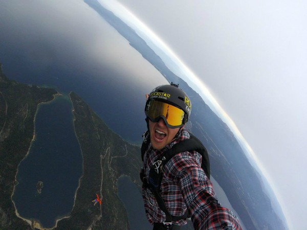 Erik Roner em foto retirada de seu perfil no Facebook, durante um salto (Foto: Reprodução/Facebook)