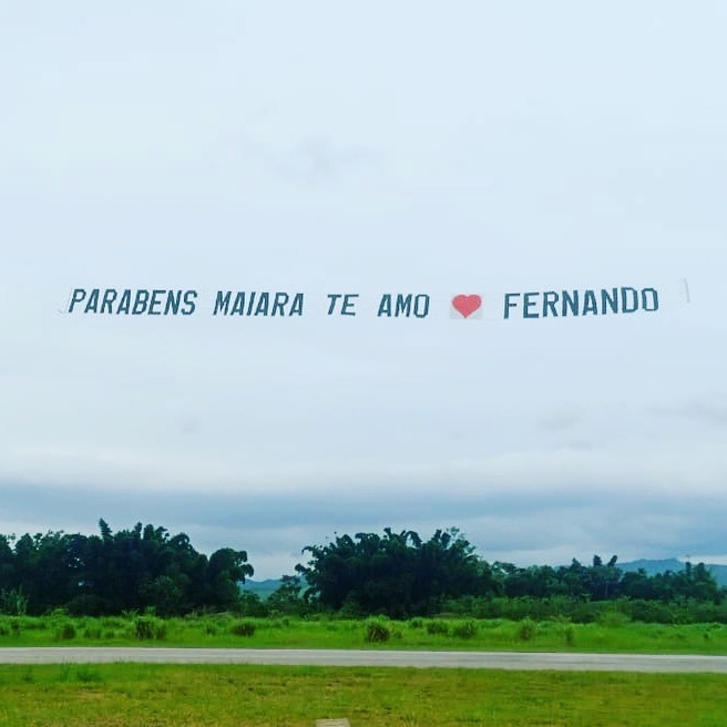 Fernando Zor homenageou os 33 anos de Maiara com uma faixa no céu (Foto: Instagram/ Reprodução)