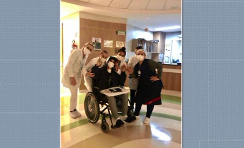 Guilherme com a equipe médica após alta hospitalar  — Foto: Reprodução RPC 