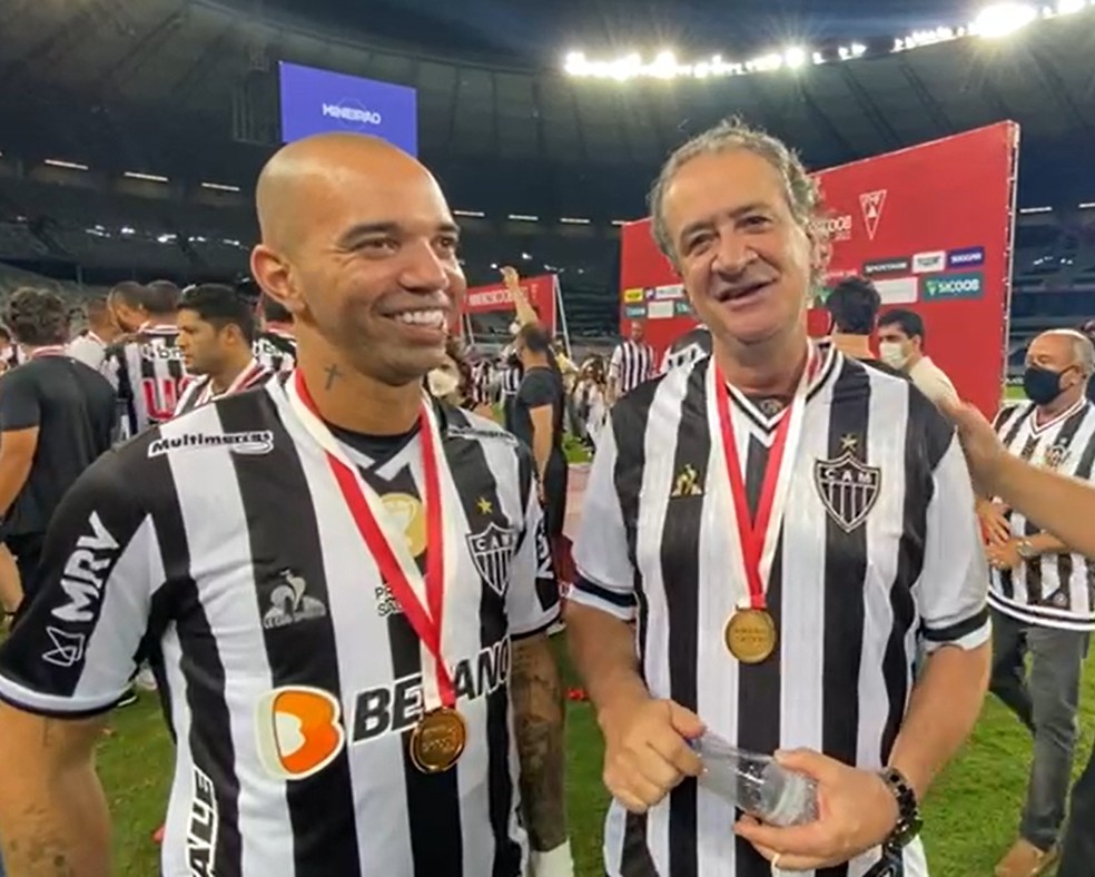 Diego Tardelli e Sérgio Coelho, atacante e presidente do Atlético-MG — Foto: Globo 