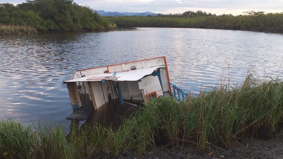 Pescadores localizaram destro&ccedil;os de embarca&ccedil;&otilde;es em Peru&iacute;be &mdash; Foto: Divulga&ccedil;&atilde;o/Nelson De Lara