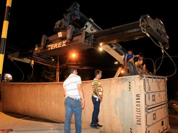 Funcionários da empresa ajudaram na remoção do contêiner (Foto: Marcos Dantas/G1 AM)
